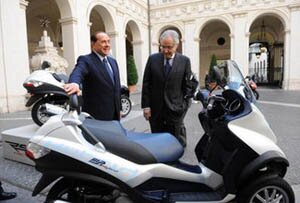 Берлускони подарили новый скутер Piaggio MP3 Hybrid