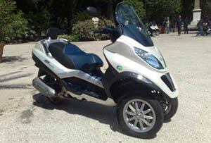 В Риме представили скутер-гибрид Piaggio MP3 Hybrid