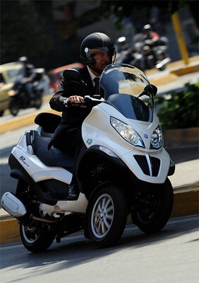 В Риме представили скутер-гибрид Piaggio MP3 Hybrid