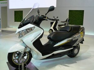 «Водородный» электроскутер Suzuki на топливных элементах