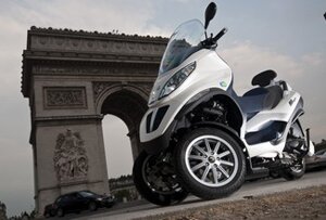 Piaggio MP3 Hybrid покоряет Париж