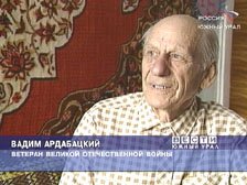 Мотогонщик в годах рассекает просторы родной деревни