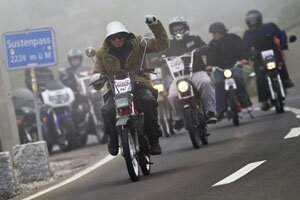 Культ мопеда жив: 600 фанатов ездят по горам