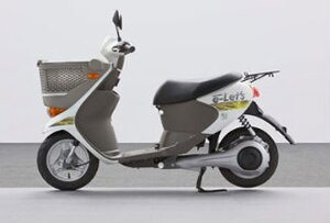 Suzuki разрабатывает электроскутер e-Let's 