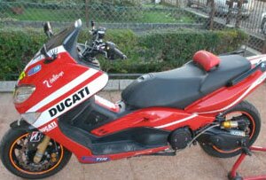 Скутер Yamaha T-Max в стиле Росси