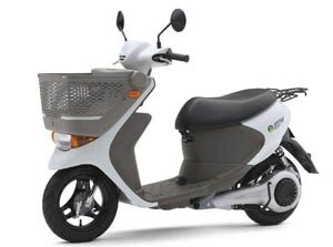 Suzuki выпустит электрический скутер e-Let's со сменными батареями