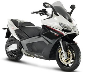 Названа европейская цена на новый максискутер Aprilia