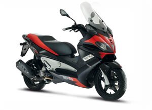 Покупателям представлен скутер Aprilia SR Max 300