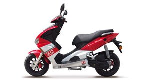 Рекордная гонка скутеров Vespa в Италии