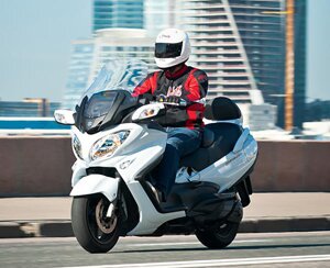 В европейском стиле. Новое поколение макси-скутера Suzuki Burgman